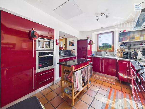Cimm Immobilier Bréal vous propose cette charmante longère offrant de beaux volumes et un cadre de vie agréable.