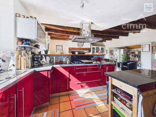 Cimm Immobilier Bréal vous propose cette charmante longère offrant de beaux volumes et un cadre de vie agréable.