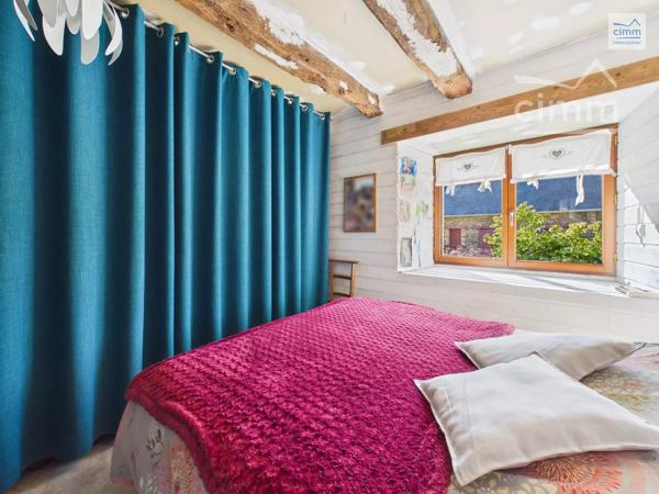 Cimm Immobilier Bréal vous propose cette charmante longère offrant de beaux volumes et un cadre de vie agréable.