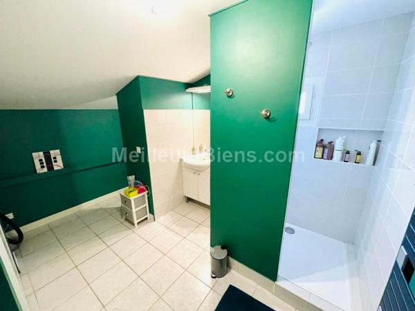 Villa T5 en 4 faces 180 m2 habitables sur 532 m2 de terrain, 4 chambres + 1 bureau + 1 salle de jeu