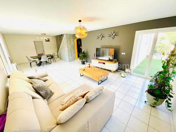 Villa T5 en 4 faces 180 m2 habitables sur 532 m2 de terrain, 4 chambres + 1 bureau + 1 salle de jeu