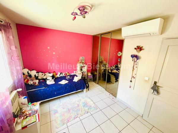 Villa T5 en 4 faces 180 m2 habitables sur 532 m2 de terrain, 4 chambres + 1 bureau + 1 salle de jeu