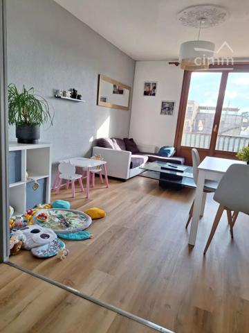 Découvrez ce joli appartement de 52,58 m² situé à Villard-Bonnot, idéalement agencé pour le confort quotidien.