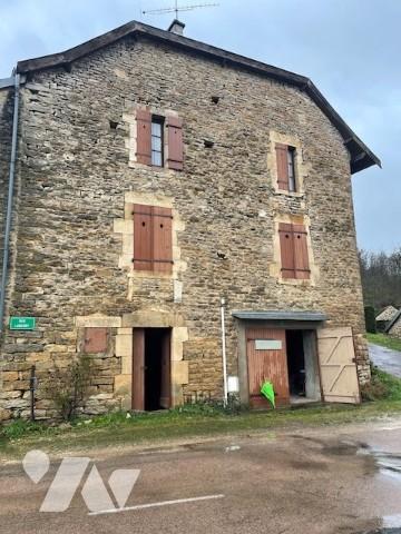 Maison en pierres à rénover avec dépendances.