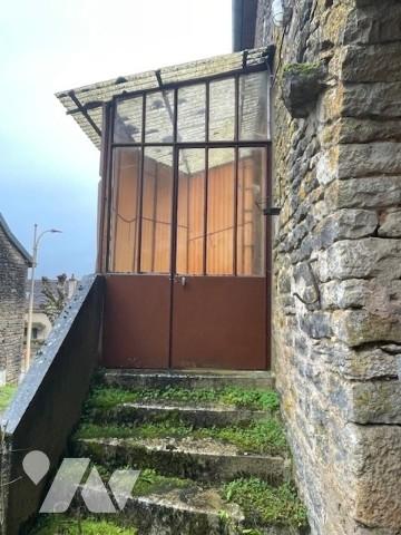 Maison en pierres à rénover avec dépendances.