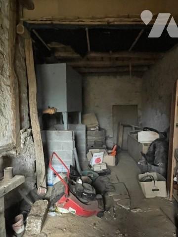 Maison en pierres à rénover avec dépendances.