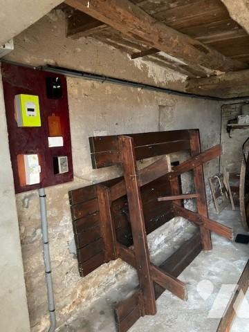 Maison en pierres à rénover avec dépendances.