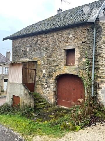 Maison en pierres à rénover avec dépendances.