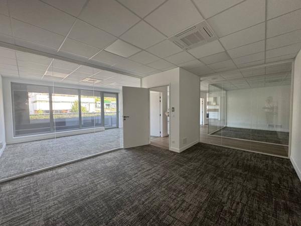 Location bureaux Argonay – 215 m² lumineux avec 9 stationnements, prêt à l'emploi