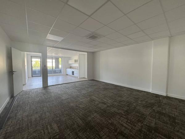 Location bureaux Argonay – 215 m² lumineux avec 9 stationnements, prêt à l'emploi