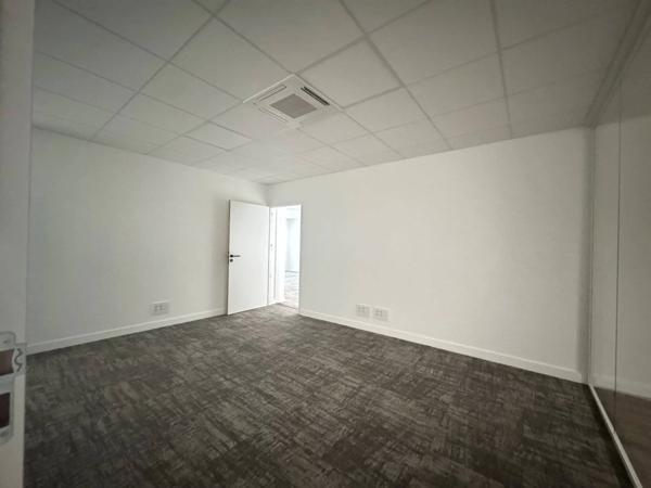 Location bureaux Argonay – 215 m² lumineux avec 9 stationnements, prêt à l'emploi