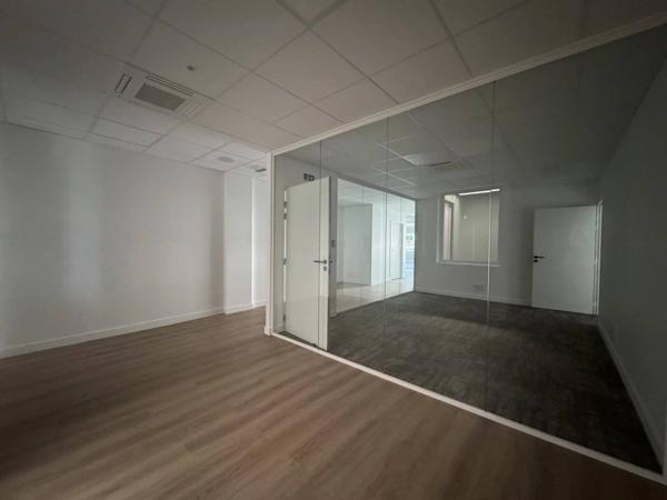 Location bureaux Argonay – 215 m² lumineux avec 9 stationnements, prêt à l'emploi