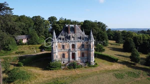 Dans un environnement préservé, découvrez cette propriété de caractère offrant un cadre rare et chargé d’histoire.

Implantée sur un domaine de plus de 10 hectares, elle séduira les amateurs de belles demeures, de patrimoine et de grands espaces.

Un bien singulier, offrant de nombreuses possibilités et qui mérite d’être découvert sur place.

Informations complémentaires et dossier sur demande.