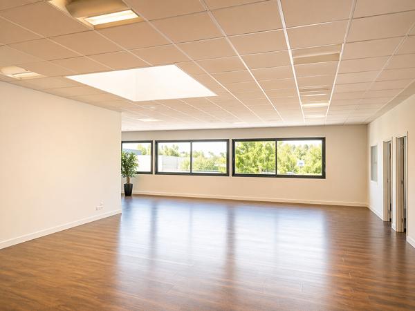 BUREAUX SAINTES 600 m² EN ZONE COMMERCIALE A LOUER