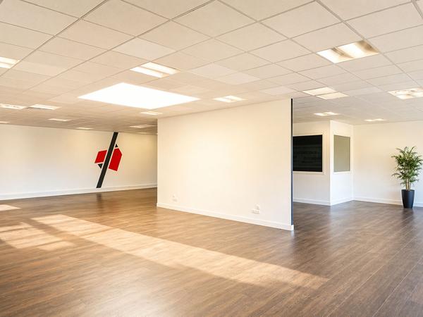 BUREAUX SAINTES 600 m² EN ZONE COMMERCIALE A LOUER