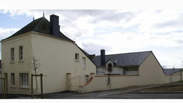  SAINT HERBLON (CENTRE BOURG) - MAISON +  DEPENDANCE - GARAGE - CAVE  - JARDIN 724 M²