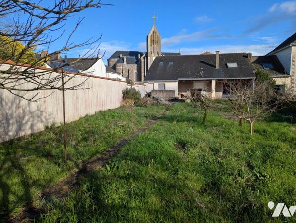  SAINT HERBLON (CENTRE BOURG) - MAISON +  DEPENDANCE - GARAGE - CAVE  - JARDIN 724 M²