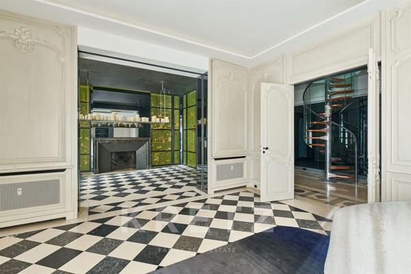 Appartement en dernier étage avec rooftop de 200m2 et vue sur Tour Eiffel