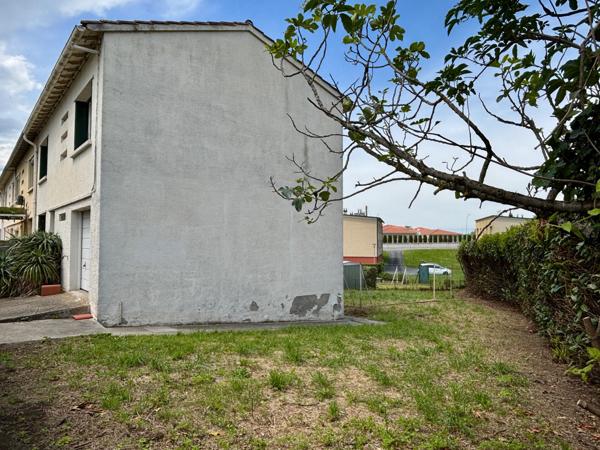 Maison avec garage et jardin