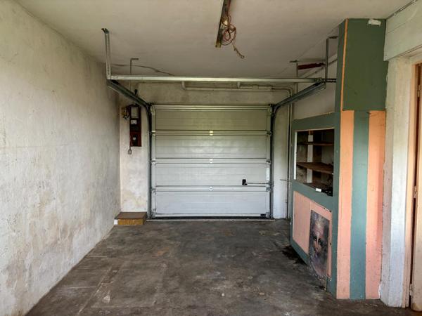 Maison avec garage et jardin