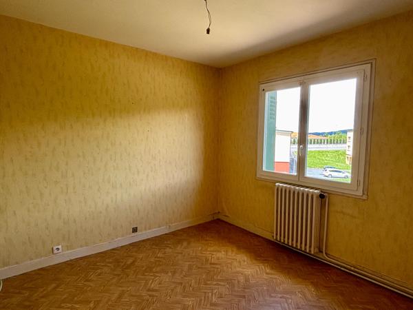 Maison avec garage et jardin