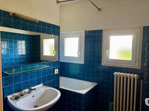 Maison avec garage et jardin