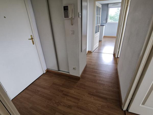 APPARTEMENT 3EME ETAGE 2 CHAMBRES GRAND BALCON PARKING