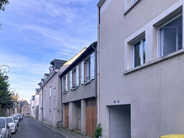 A vendre place Bichon dans la doutre, rue Vauvert, petite copropriété, appartement type 2 avec coin chambre,kitchenette aménagée, chauffage individuel, locataire en place.