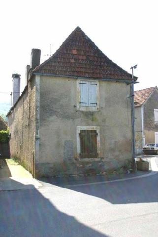 Maison ancienne - Montignac-lascaux En Périgord Noir, maison à rénover entièrement sur la place du village d' AUBAS.