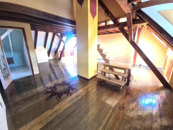 Un appartement qui ne ressemble à aucun autre : atypique, original et pensé par un architecte pour offrir un lieu de vie unique