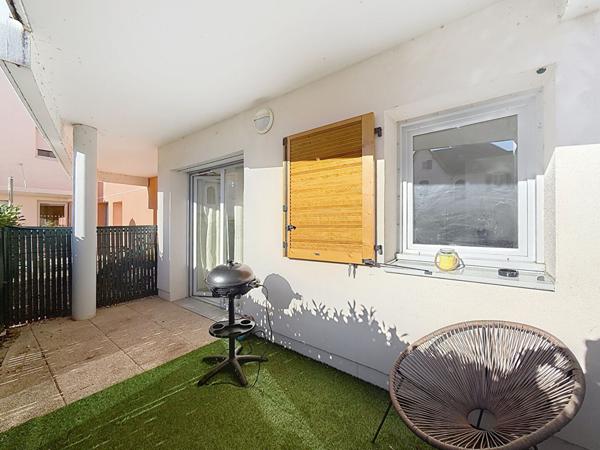 Au CENTRE VILLE de Meximieux, joli appartement T2 en rez-de-chaussée de jardin avec terrasse et garage.