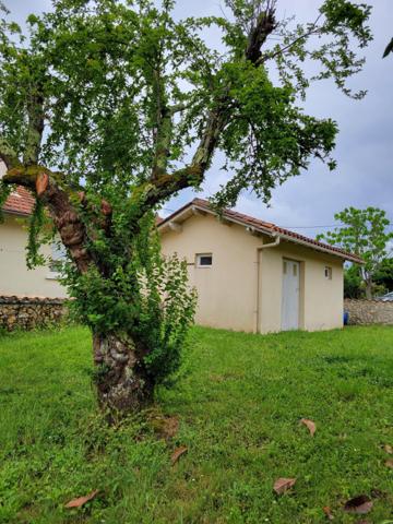 Maison avec deux logements garages jardin