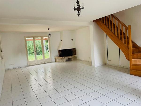 Maison Houdan 140 m2 , 3 très grandes chambres, grande pièce de vie, 1300m2 de jardin arboré