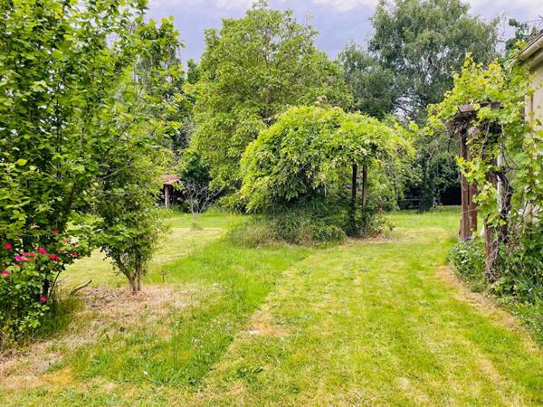 Maison Houdan 140 m2 , 3 très grandes chambres, grande pièce de vie, 1300m2 de jardin arboré