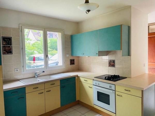 Maison Houdan 140 m2 , 3 très grandes chambres, grande pièce de vie, 1300m2 de jardin arboré