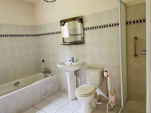 Maison Houdan 140 m2 , 3 très grandes chambres, grande pièce de vie, 1300m2 de jardin arboré