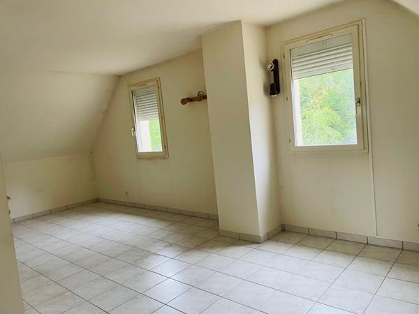 Maison Houdan 140 m2 , 3 très grandes chambres, grande pièce de vie, 1300m2 de jardin arboré