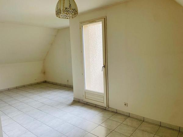 Maison Houdan 140 m2 , 3 très grandes chambres, grande pièce de vie, 1300m2 de jardin arboré