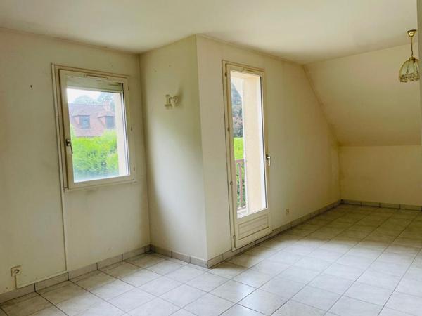 Maison Houdan 140 m2 , 3 très grandes chambres, grande pièce de vie, 1300m2 de jardin arboré