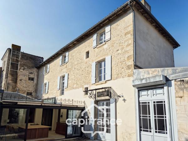 En CHARENTE MARITIME, A SAINT JEAN D'ANGELY (17), Maison de caractère à vendre 12 pièces avec jardin, proche commerces