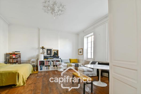 En CHARENTE MARITIME, A SAINT JEAN D'ANGELY (17), Maison de caractère à vendre 12 pièces avec jardin, proche commerces