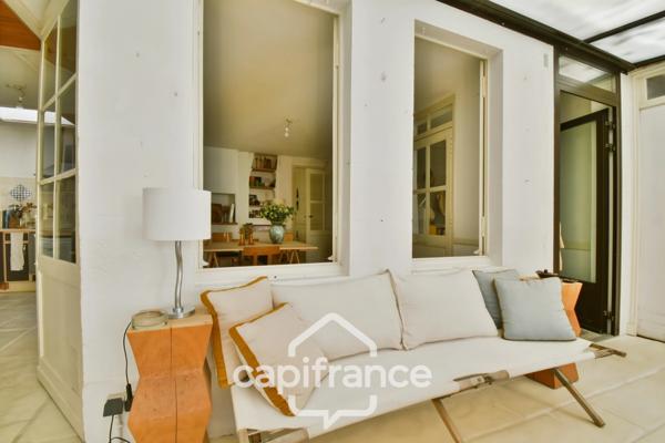 En CHARENTE MARITIME, A SAINT JEAN D'ANGELY (17), Maison de caractère à vendre 12 pièces avec jardin, proche commerces