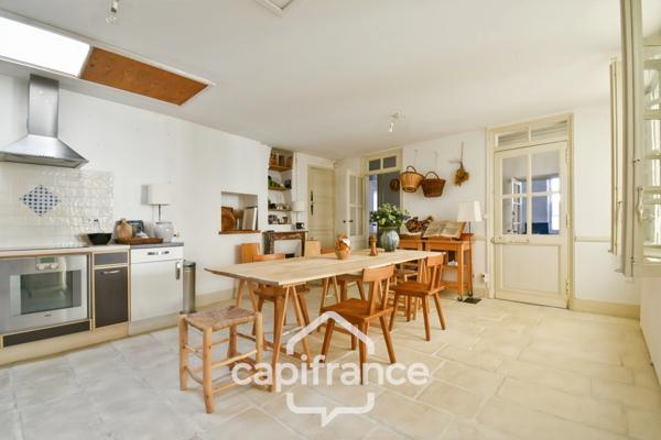 En CHARENTE MARITIME, A SAINT JEAN D'ANGELY (17), Maison de caractère à vendre 12 pièces avec jardin, proche commerces