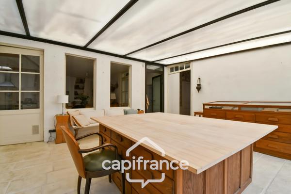 En CHARENTE MARITIME, A SAINT JEAN D'ANGELY (17), Maison de caractère à vendre 12 pièces avec jardin, proche commerces