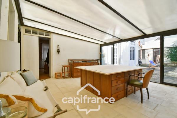 En CHARENTE MARITIME, A SAINT JEAN D'ANGELY (17), Maison de caractère à vendre 12 pièces avec jardin, proche commerces