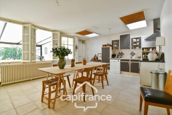 En CHARENTE MARITIME, A SAINT JEAN D'ANGELY (17), Maison de caractère à vendre 12 pièces avec jardin, proche commerces