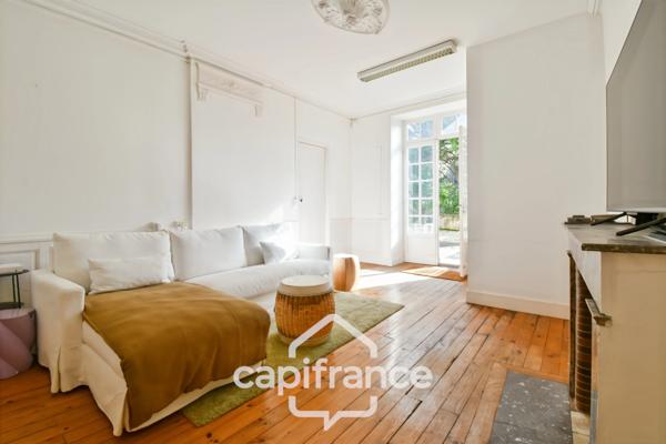 En CHARENTE MARITIME, A SAINT JEAN D'ANGELY (17), Maison de caractère à vendre 12 pièces avec jardin, proche commerces