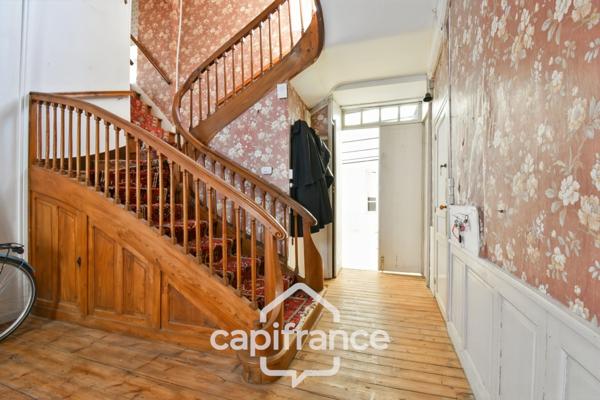 En CHARENTE MARITIME, A SAINT JEAN D'ANGELY (17), Maison de caractère à vendre 12 pièces avec jardin, proche commerces