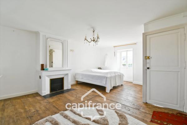 En CHARENTE MARITIME, A SAINT JEAN D'ANGELY (17), Maison de caractère à vendre 12 pièces avec jardin, proche commerces