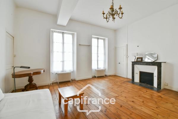 En CHARENTE MARITIME, A SAINT JEAN D'ANGELY (17), Maison de caractère à vendre 12 pièces avec jardin, proche commerces